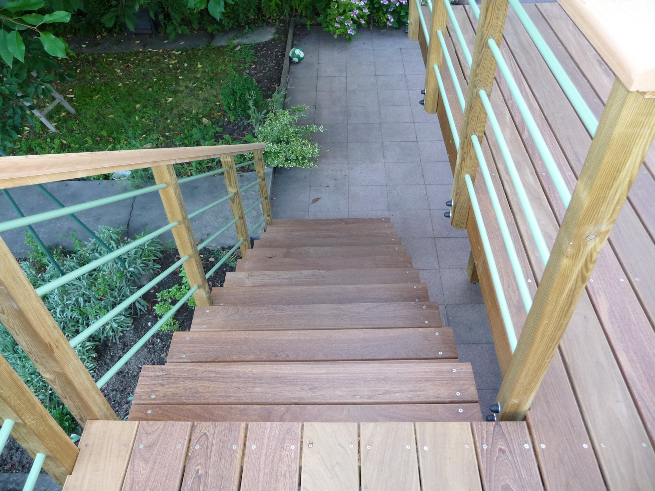 Escalier Ipé, rambarde bois et alu laqué vert