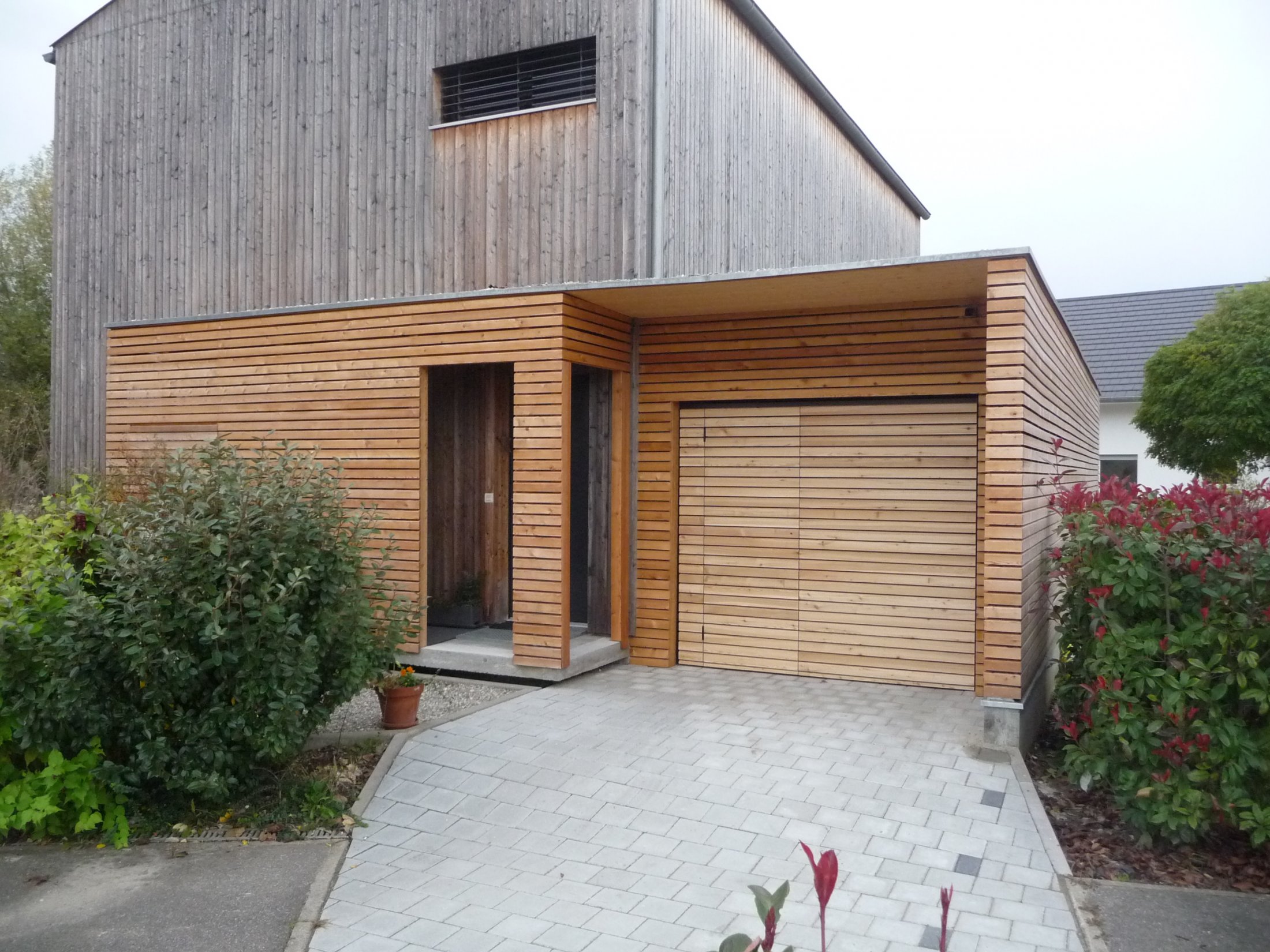 Garage ossature bois en mélèze avec accès maison