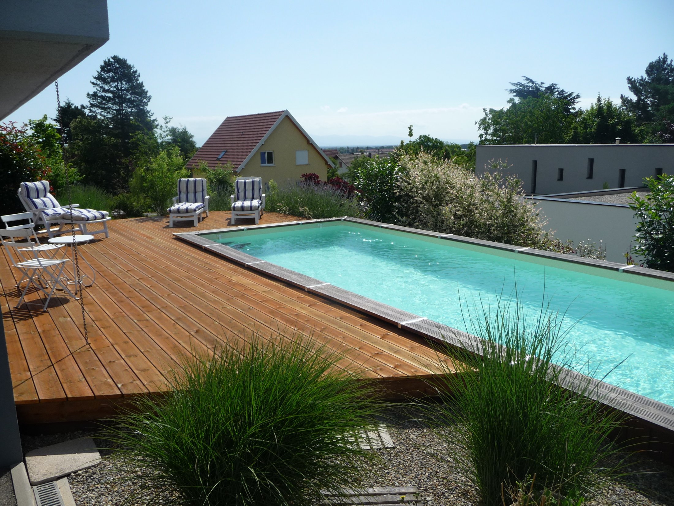 Terrasse pin autoclave marron autour de la piscine
