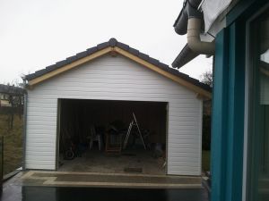 Garage bardage blanc peint usine, porte centrale